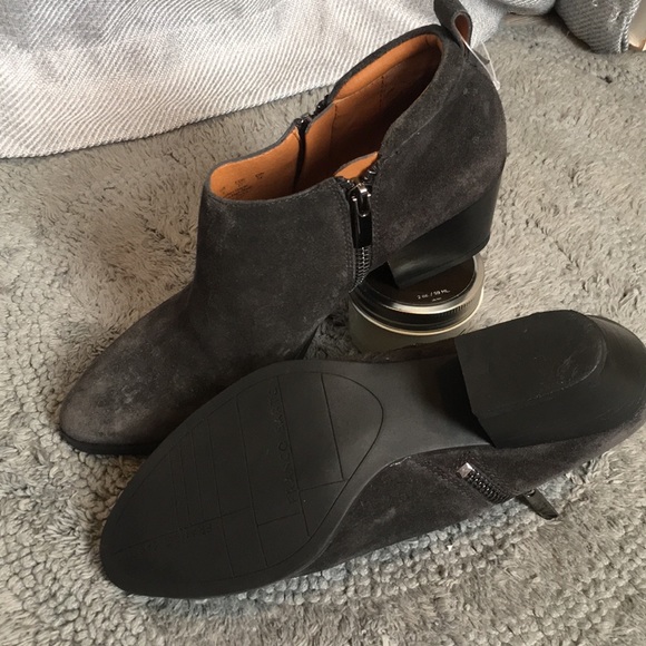 Franco Sarto gorgeous Gray Suede Bootie - Picture 4 of 8
